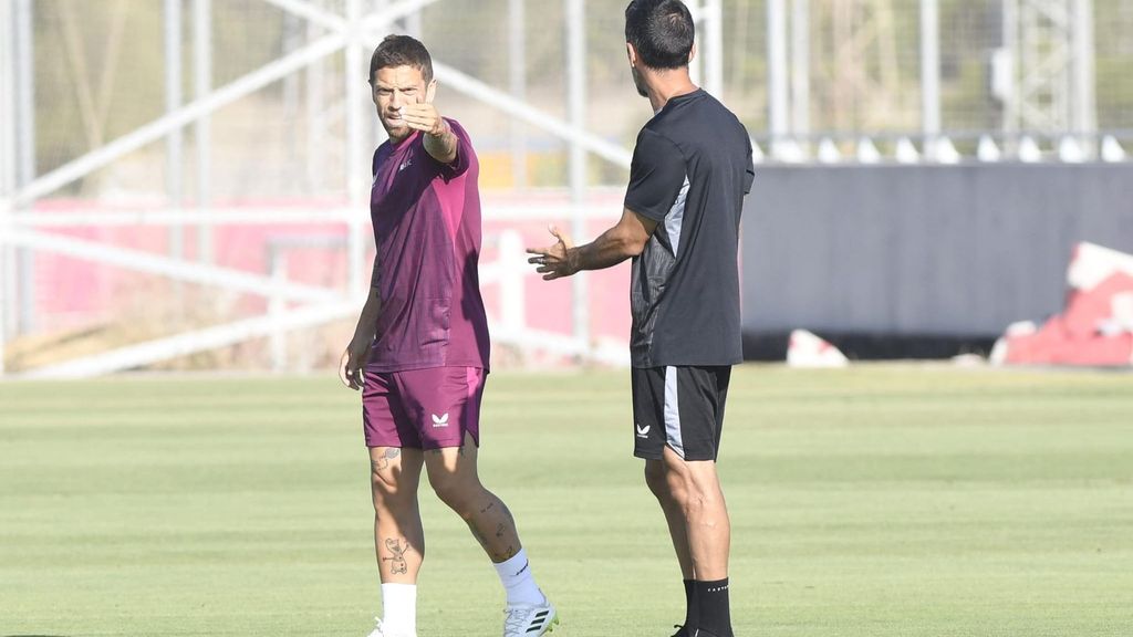 Papu Gómez entrena al margen de sus compañeros tras el día de descanso en plena pretemporada del Sevilla