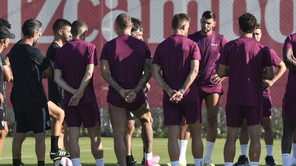 Entrenamiento del Sevilla en pretemporada el día que se estrena la nueva ropa de entrenamiento color púrpura