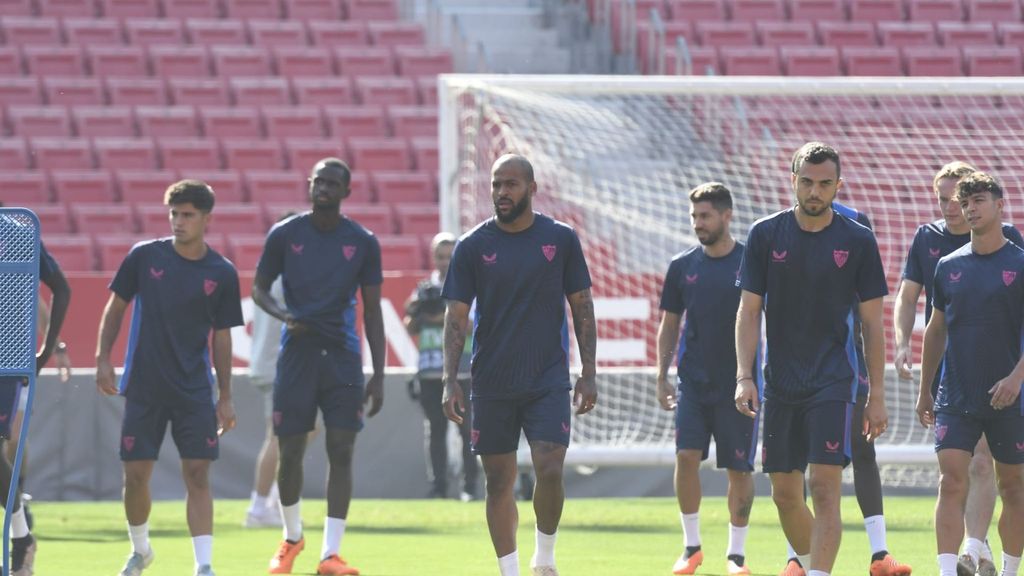 Entrenamiento del Sevilla con las ausencias de Bade, Navas, En-Nesyri y Dmitrovic