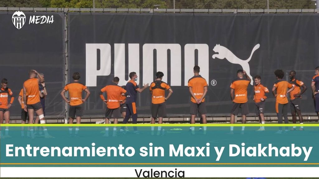 Entrenamiento del Valencia sin Diakhaby y Maxi Gómez