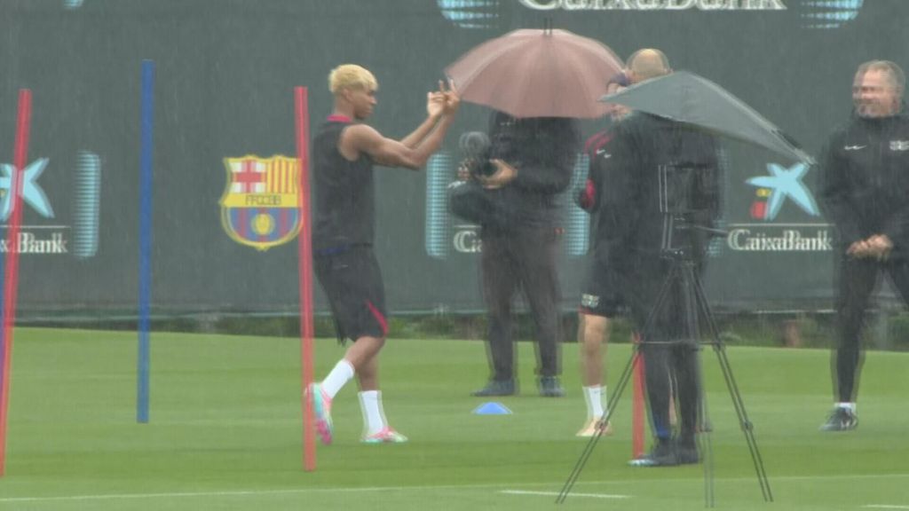 Lamine Yamal recibe un pasillo por sus 100 partidos y responde con una peineta