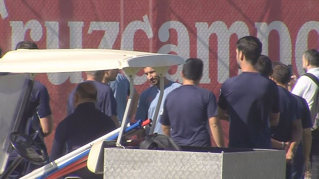 Jesús Navas charla con García Pimienta en el entrenamiento del Sevilla