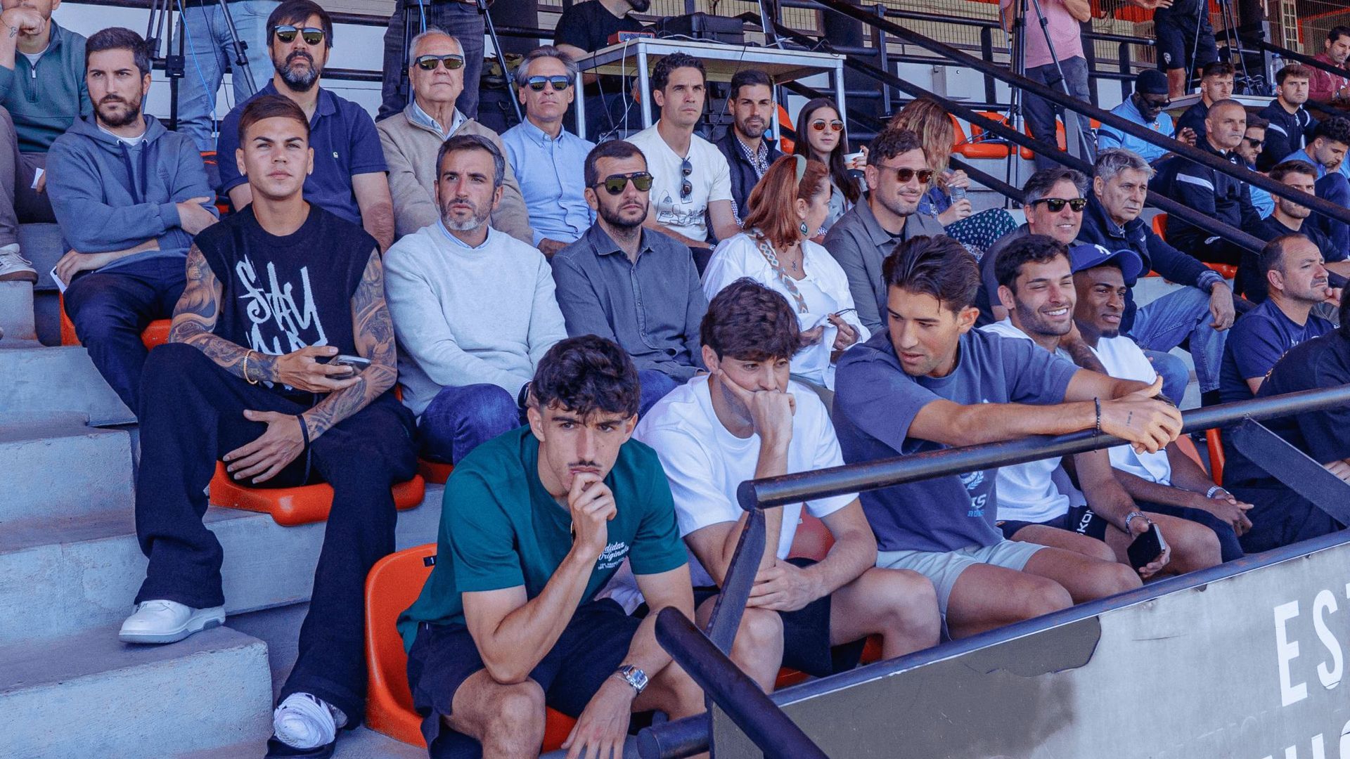 enzo_barrenechea_viendo_el_filial_con_el_tobillo_vendado_001.png enzo_barrenechea_viendo_el_filial_con_el_tobillo_vendado_001.png