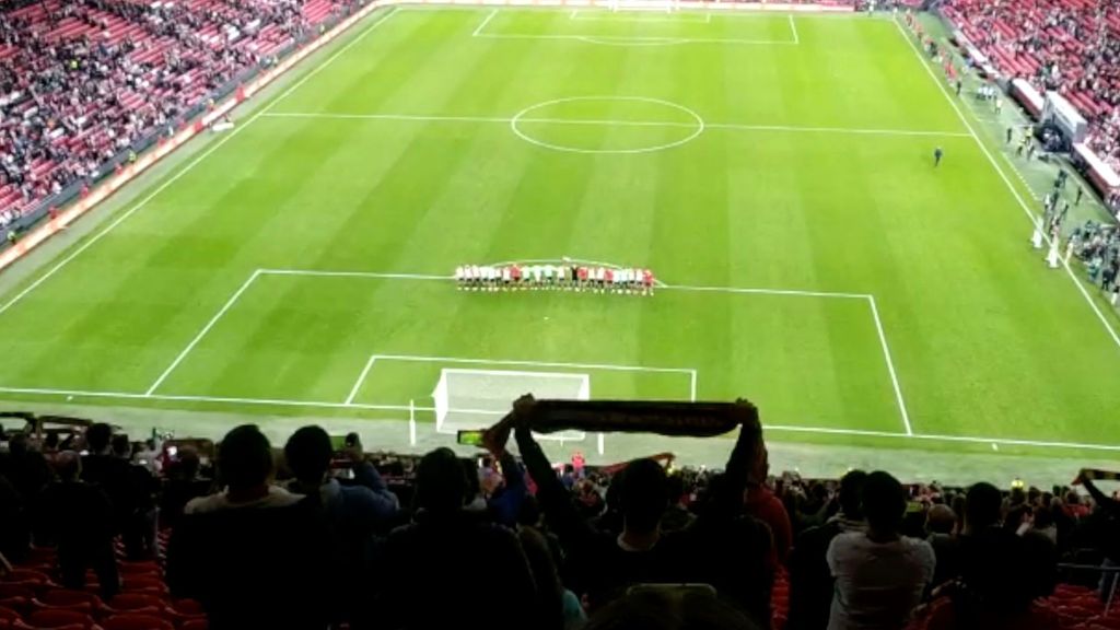 La grada de animación de San Mamés entona el Txoria Txori