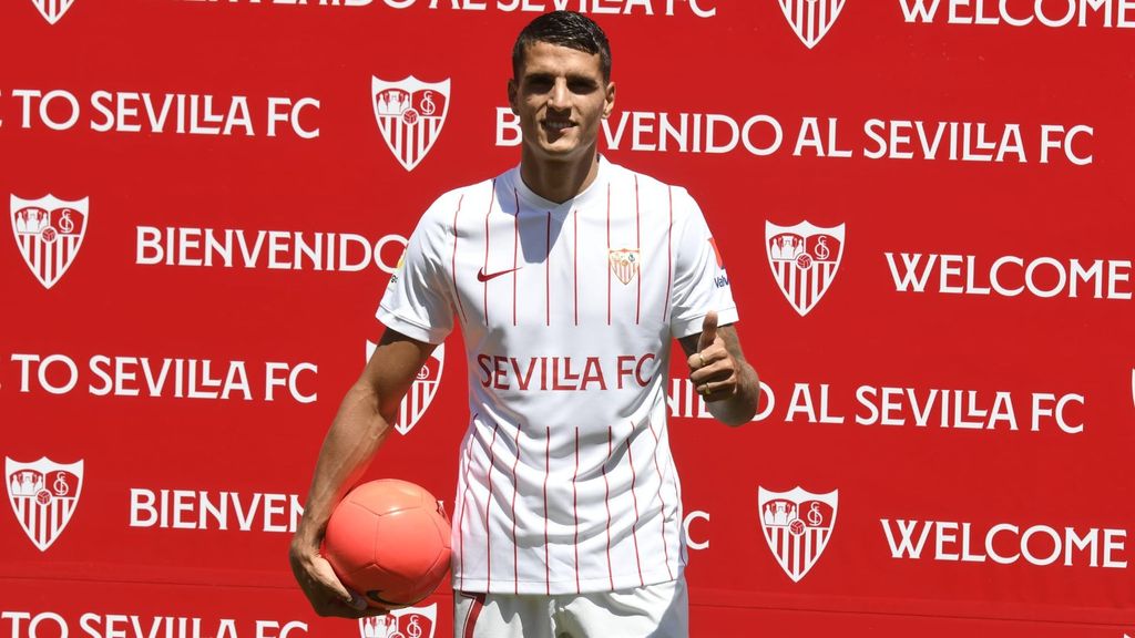 Presentación de Erik Lamela con el Sevilla: posado con la camiseta sobre el césped del Pizjuán