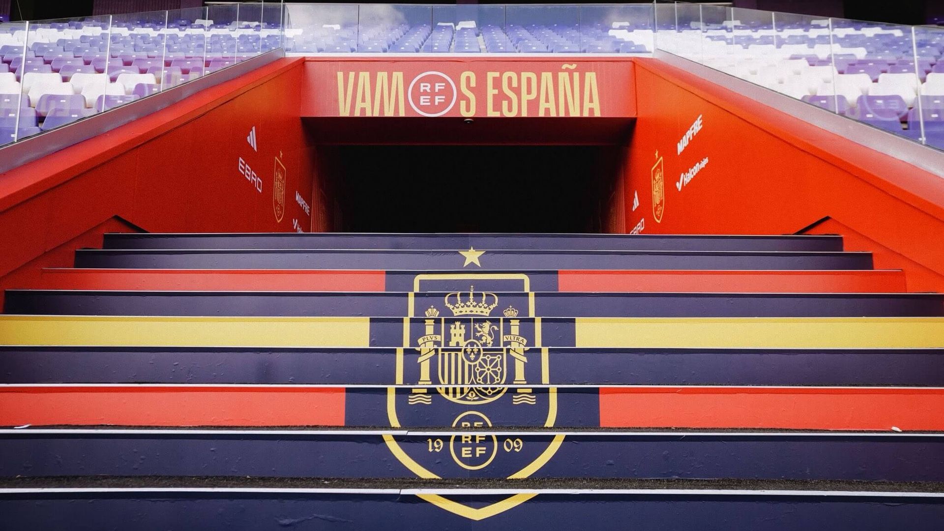escaleras_del_nuevo_estado_jose_zorrilla_vestidas_para_la_seleccion_espanolajpeg_001.jpeg