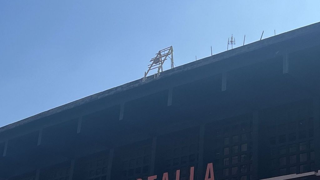 El Valencia retira su escudo de Mestalla para una reparación