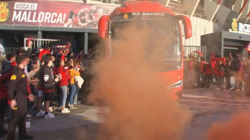 Espectacular despedida de los aficionados del Mallorca a los futbolistas