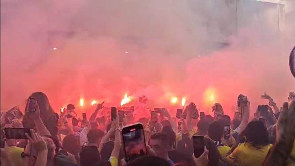 Cádiz-Barcelona: Espectacular recibimiento de la afición del Cádiz en la llegada de la plantilla