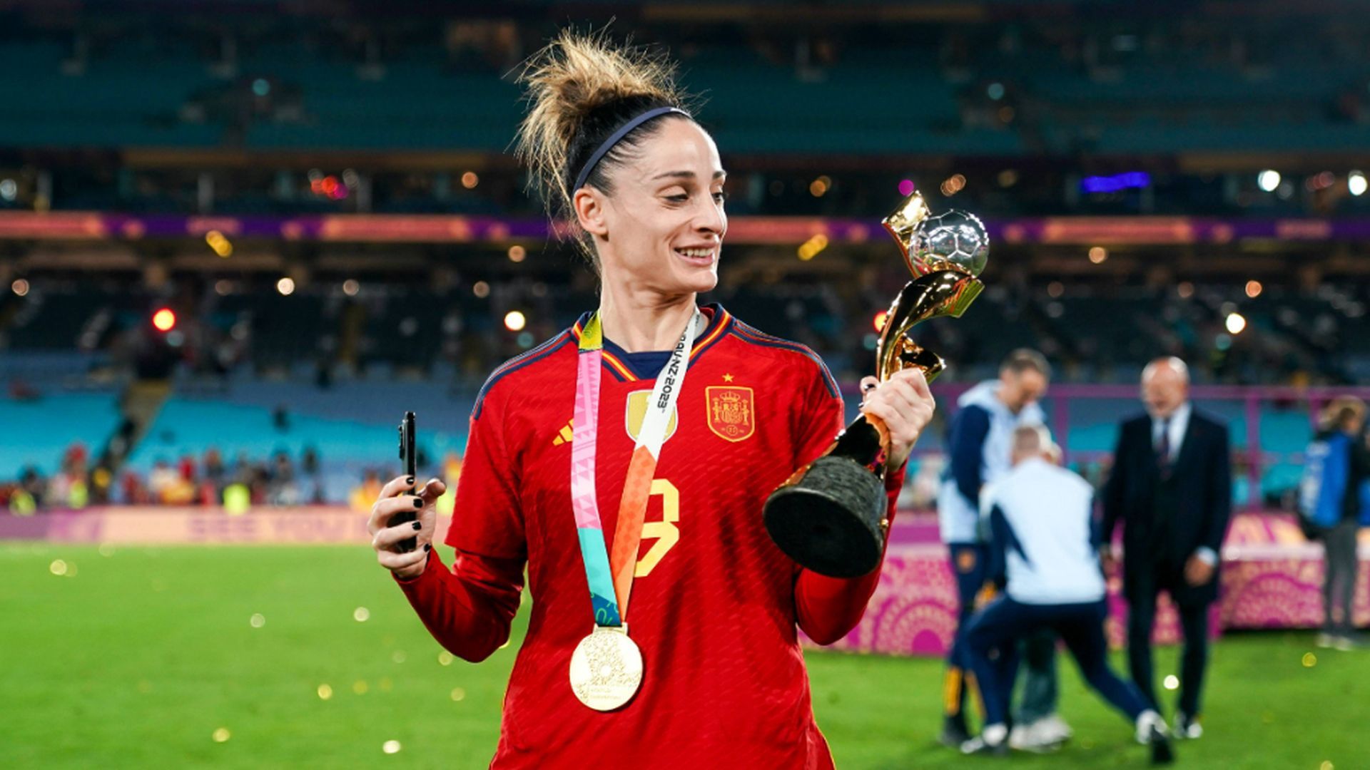 esther_gonzalez_con_la_copa_del_mundo_cordon_press_001.jpg