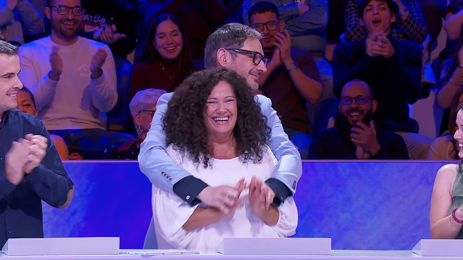 Eugeni Alemany se marca un ‘Ghost’ con una concursante de ‘Agárrate al sillón’