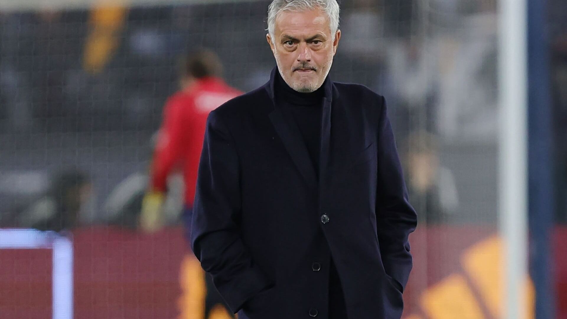 europapress_5673811_jose_mourinho_head_coach_of_roma_looks_on_during_the_italian_champ_001.jpg