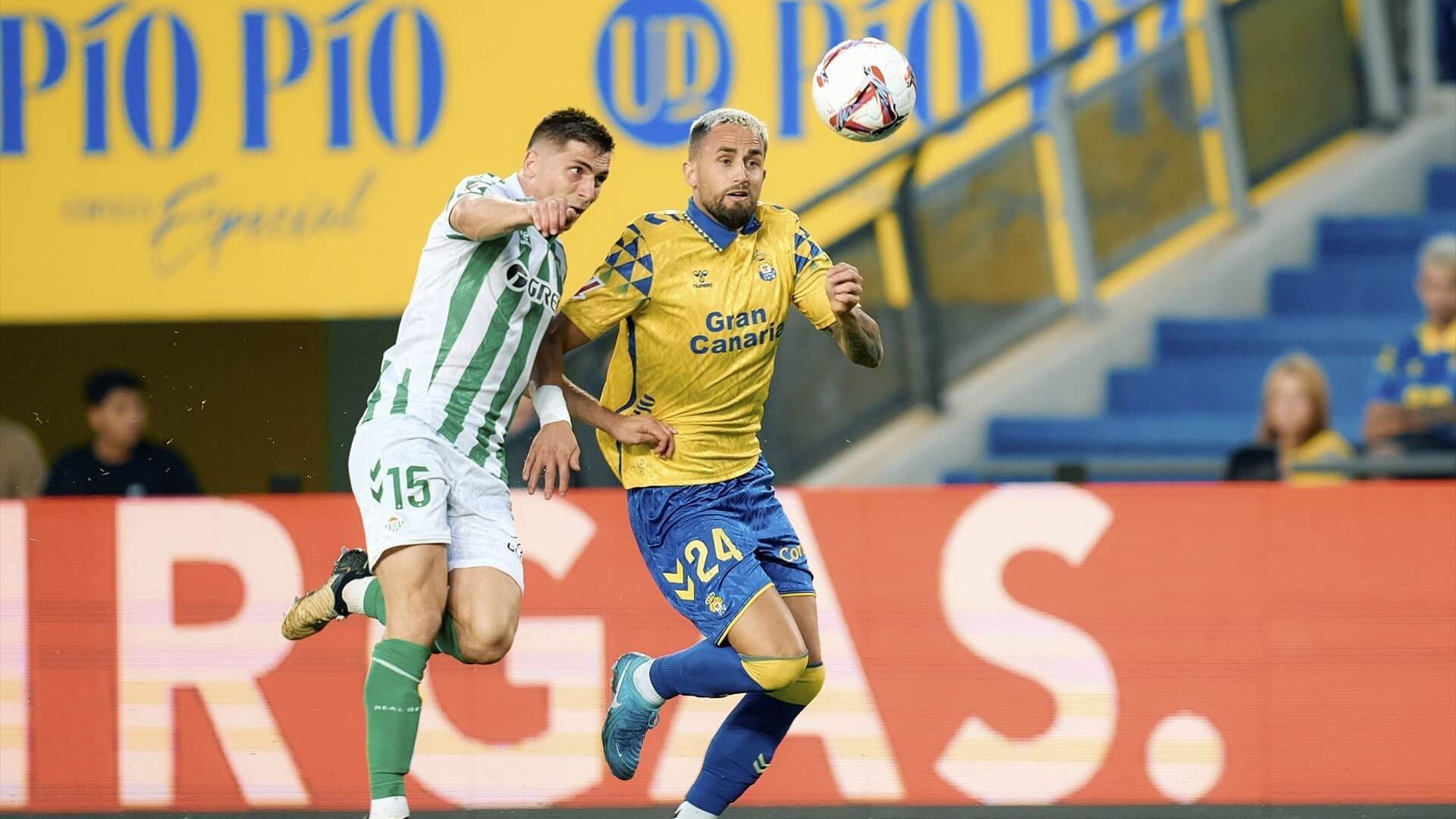 europapress_6239033_romain_perraud_of_real_betis_competes_for_the_ball_with_adnan_janu_001.jpg europapress_6239033_romain_perraud_of_real_betis_competes_for_the_ball_with_adnan_janu_001.jpg