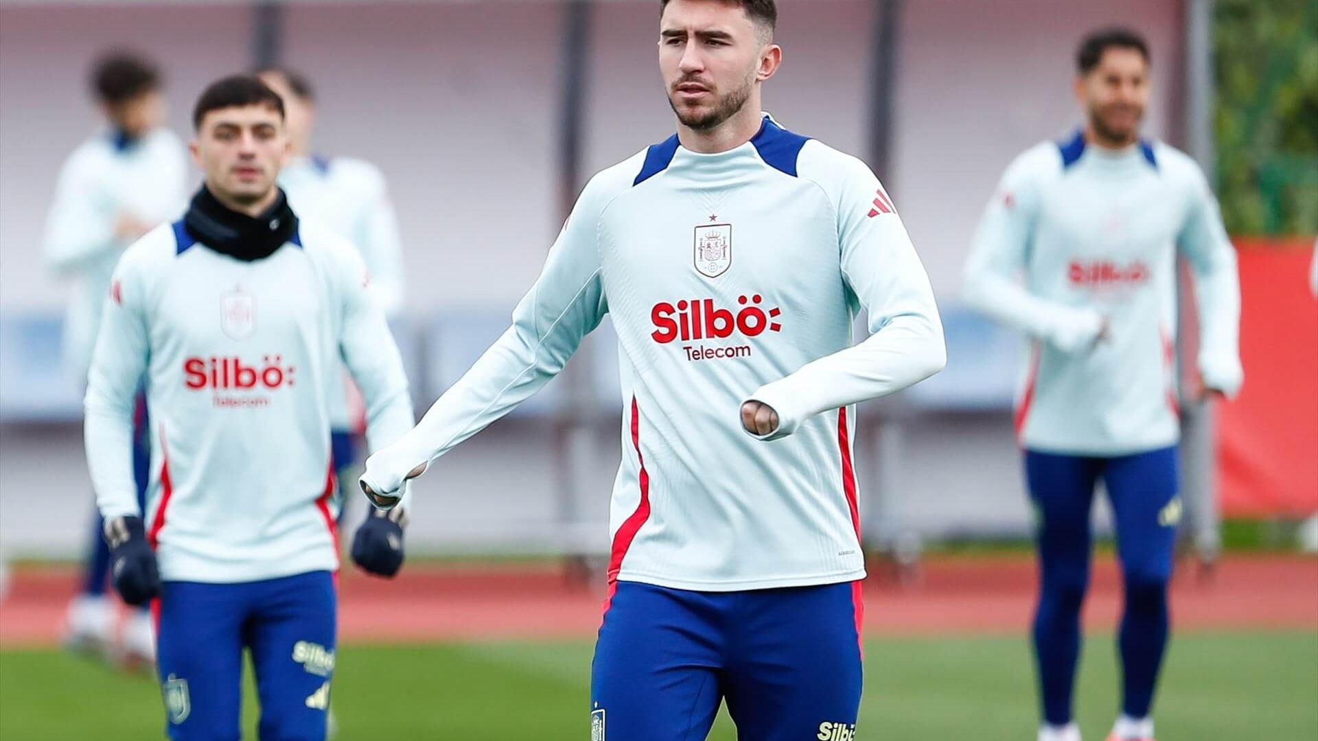 europapress_6340433_aymeric_laporte_of_spain_warms_up_during_training_session_prior_to_001.jpg