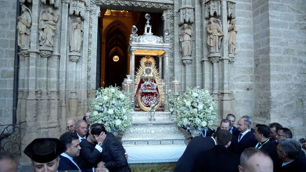 La Virgen de Setefilla de Lora del Río, por la Plaza de la Campana de Sevilla