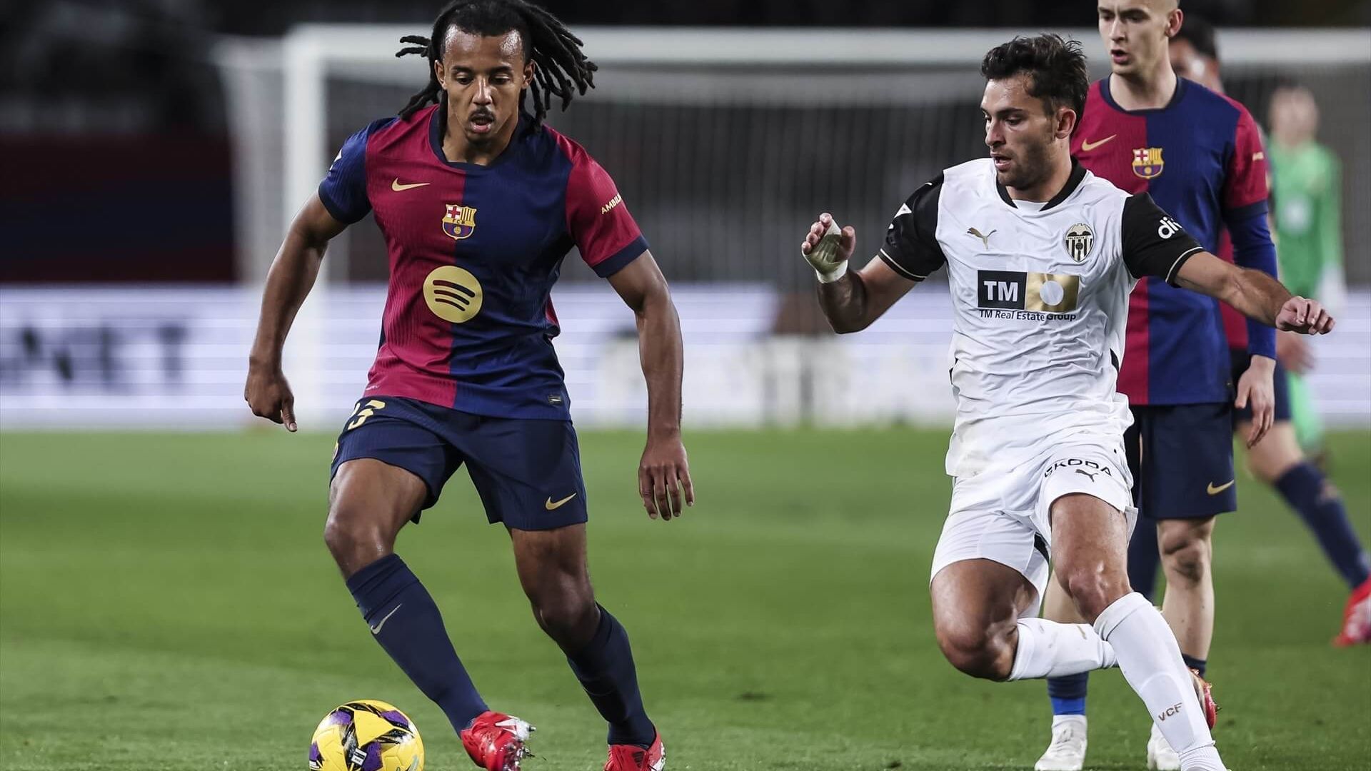 europapress_6480063_jule_kounde_of_fc_barcelona_and_hugo_duro_of_valencia_cf_in_action.jpg europapress_6480063_jule_kounde_of_fc_barcelona_and_hugo_duro_of_valencia_cf_in_action.jpg