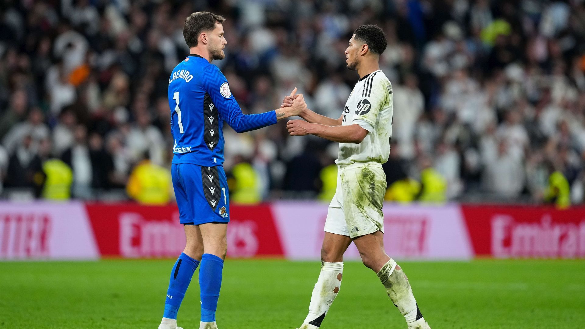 europapress_6618469_jude_bellingham_of_real_madrid_saludates_to_alex_remiro_of_real_so.jpg europapress_6618469_jude_bellingham_of_real_madrid_saludates_to_alex_remiro_of_real_so.jpg