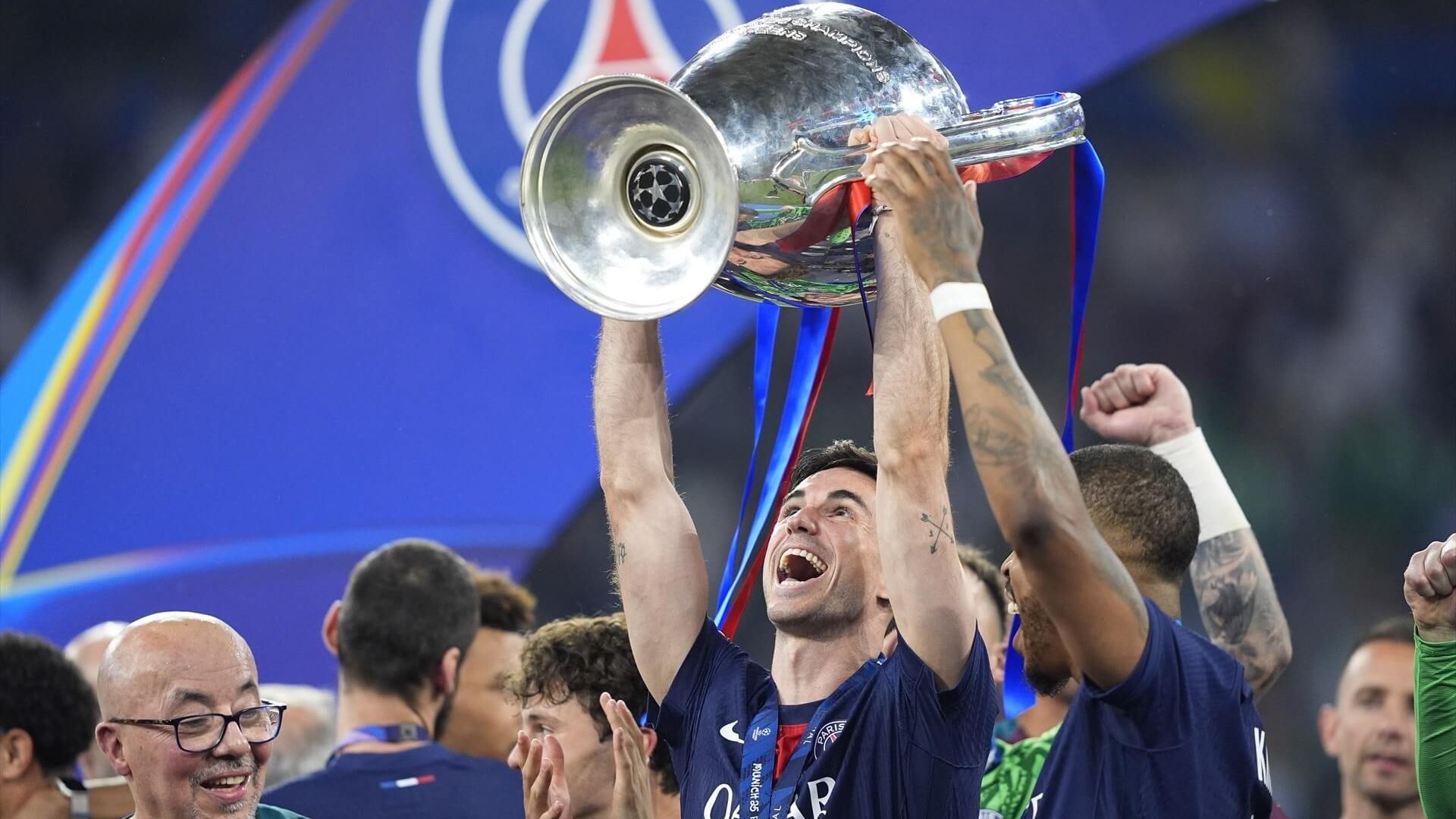 europapress_6766129_fabian_ruiz_of_paris_saint_germain_celebrates_with_the_trophy_duri.jpg