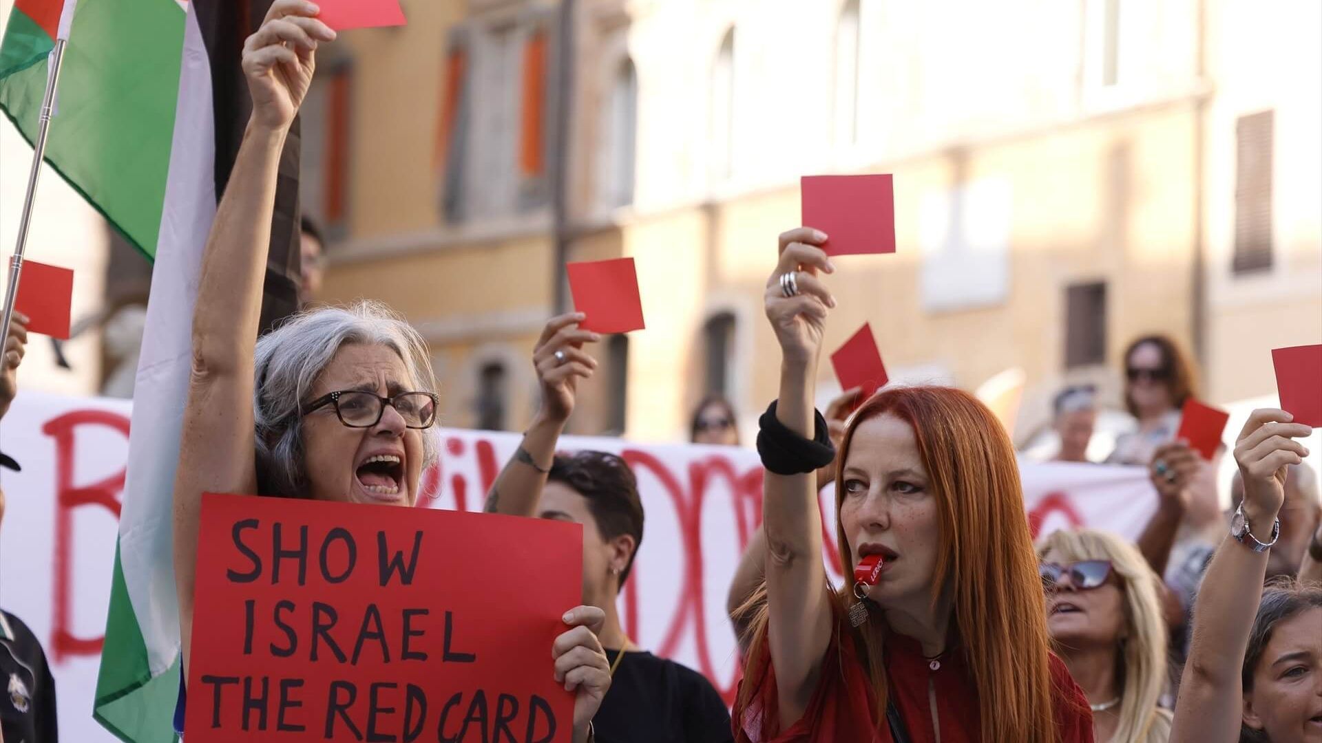 europapress_6917135_26_august_2025_italy_rome_people_hold_red_cards_during_protest_to__001.jpg europapress_6917135_26_august_2025_italy_rome_people_hold_red_cards_during_protest_to__001.jpg