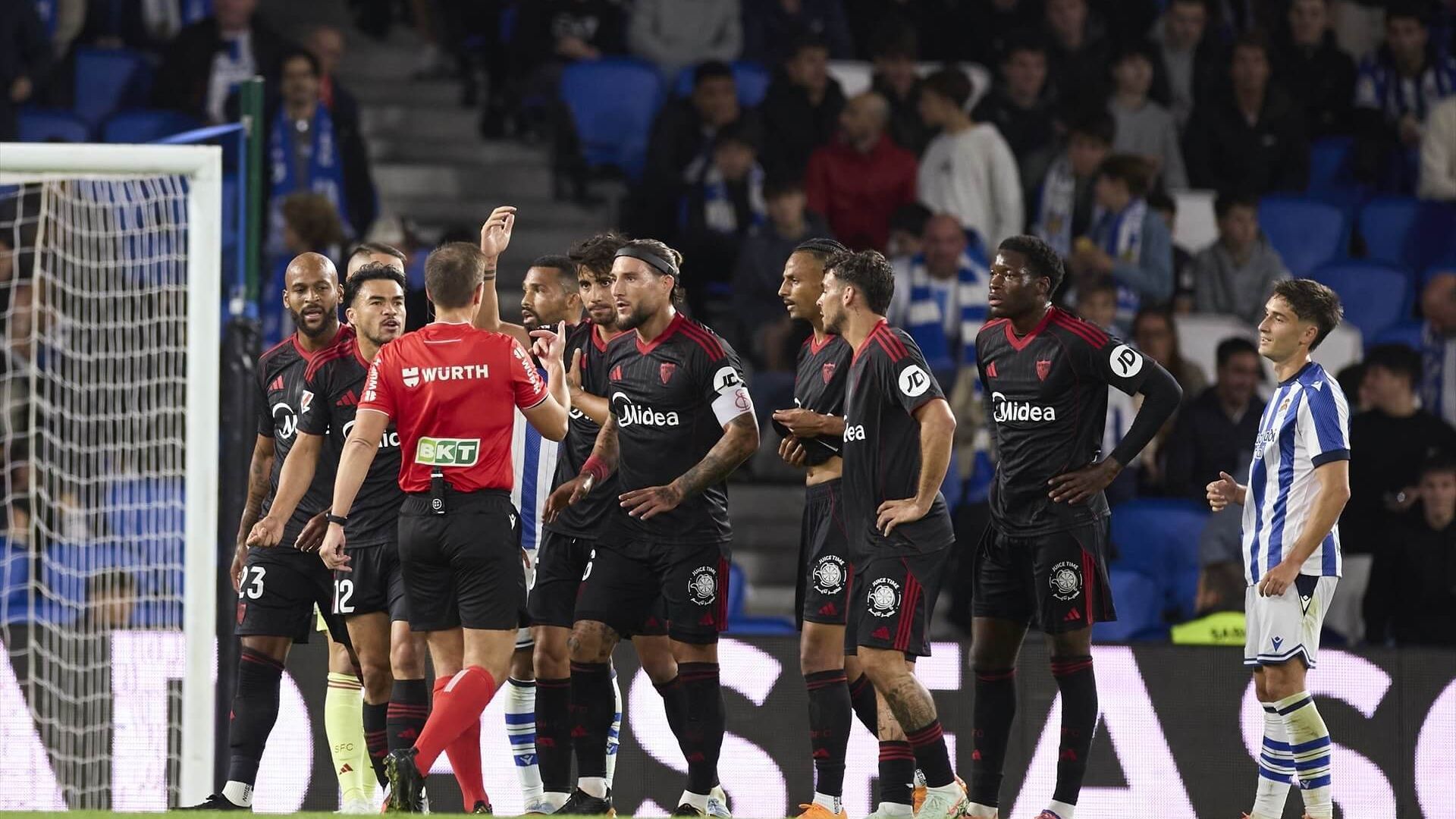 europapress_7053748_players_of_sevilla_fc_protest_to_adrian_cordero_vega_during_the_la.jpg europapress_7053748_players_of_sevilla_fc_protest_to_adrian_cordero_vega_during_the_la.jpg