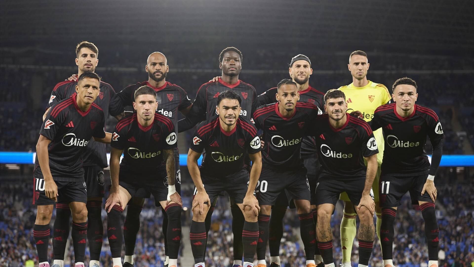 europapress_7053767_players_of_sevilla_fc_line_up_for_team_photo_during_the_laliga_ea_.jpg europapress_7053767_players_of_sevilla_fc_line_up_for_team_photo_during_the_laliga_ea_.jpg