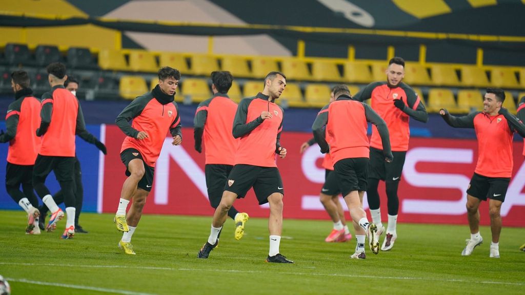 Entrenamiento del Sevilla en la previa del partido de vuelta de Champions ante el B. Dortmund