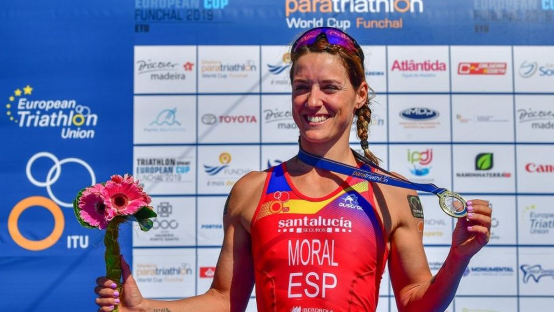 eva_moral_muestra_una_de_sus_medallas.PNG eva_moral_muestra_una_de_sus_medallas.PNG