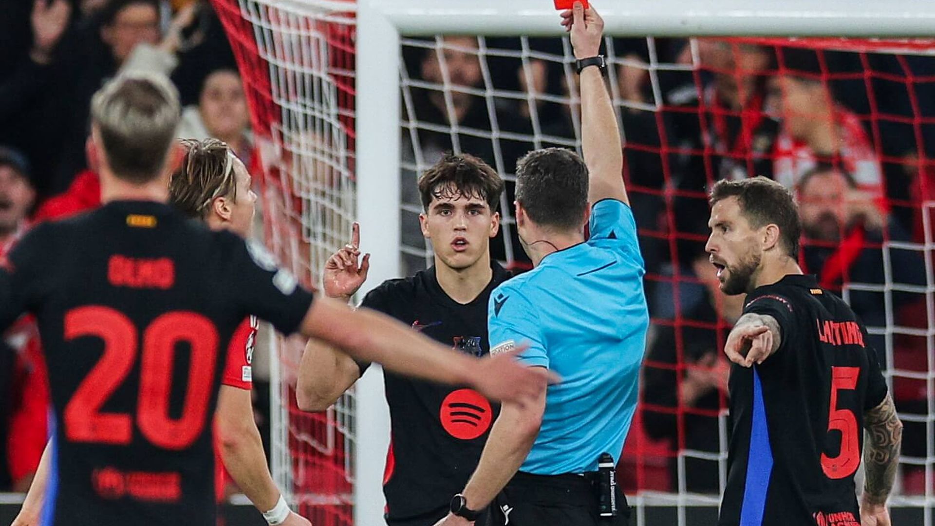 expulsion_de_pau_cubarsi_ante_el_benfica_foto_efe_001.jpg expulsion_de_pau_cubarsi_ante_el_benfica_foto_efe_001.jpg