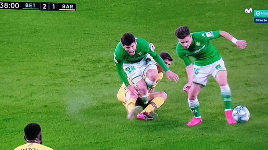 Posible expulsión de Sergi Roberto en el Betis-Barcelona