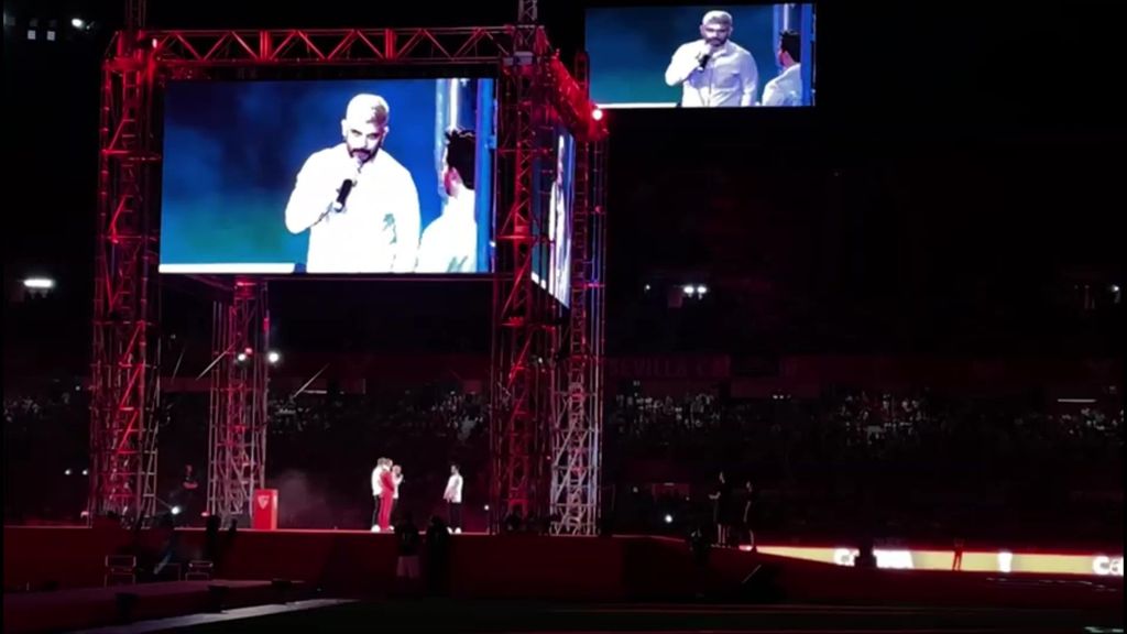 Fiesta del Sevilla tras la Europa League: El homenaje del Sevilla FC a Diego Carlos, De Jong y Banega