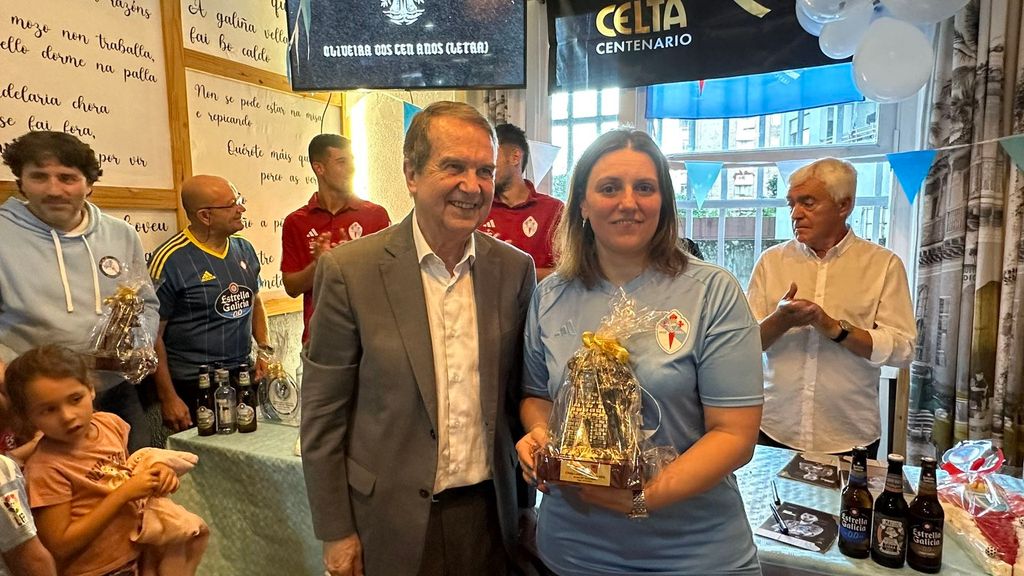 Abel Caballero felicita a la peñas Alento Celeste y Sección Lamparón