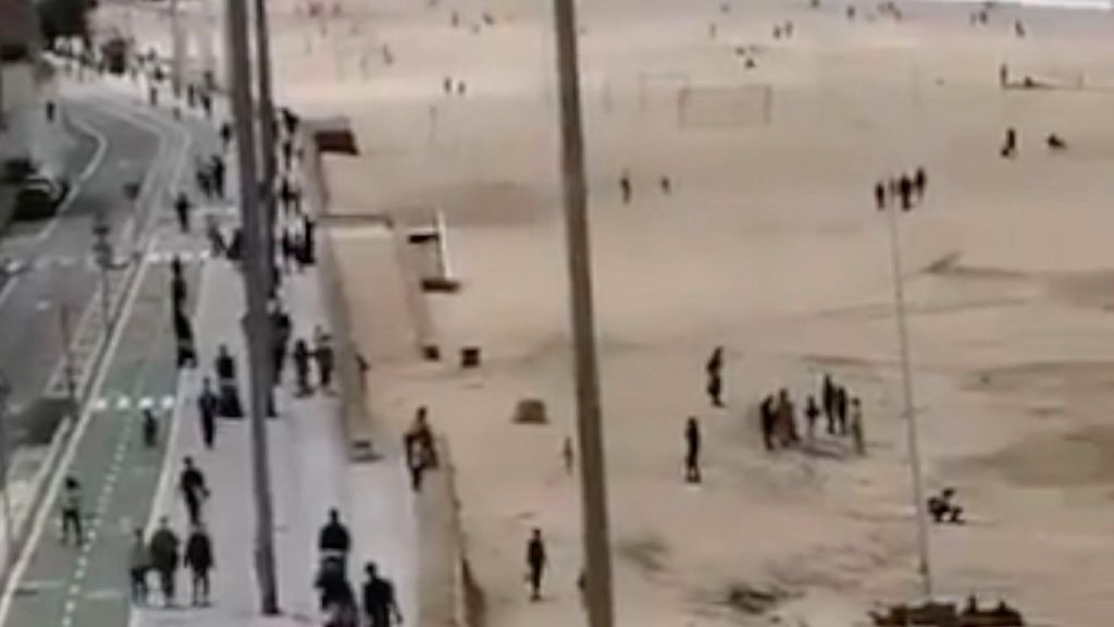 Niños en la calle con polémicas imágenes parques y playas llenas