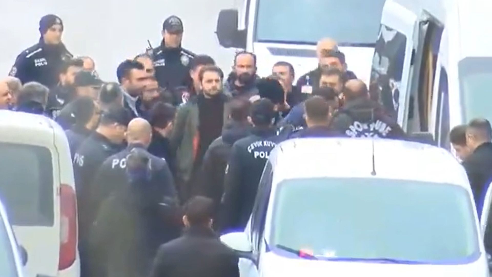 faruk_koca_y_dos_dirigentes_son_enviados_a_una_carcel_en_ankara_fuente__reglaxviii.jpg faruk_koca_y_dos_dirigentes_son_enviados_a_una_carcel_en_ankara_fuente__reglaxviii.jpg