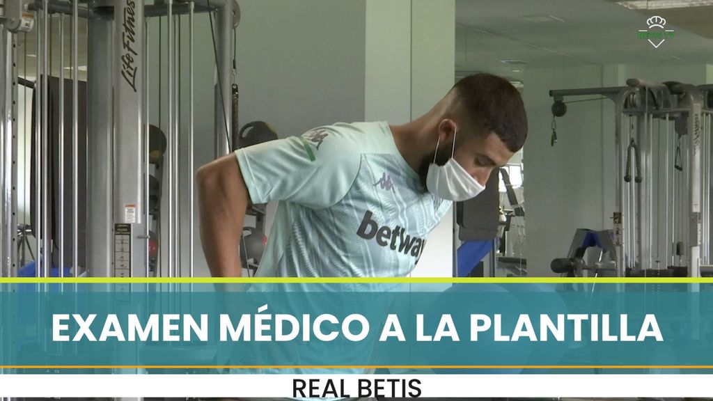 La plantilla del Betis pasa los reconocimientos médicos antes de partir a Marbella
