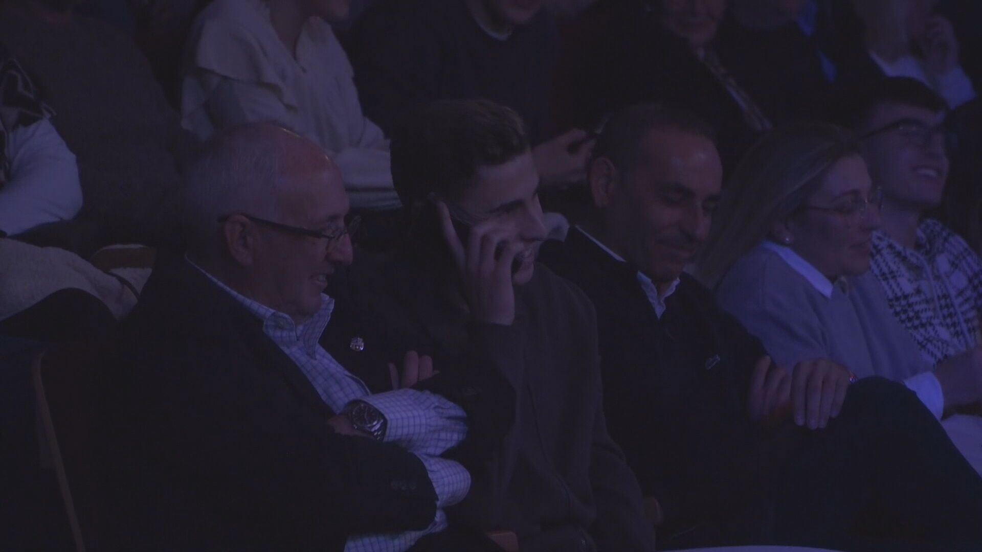 fermin_atiende_la_llamada_de_joan_laporta_en_pleno_acto.jpeg fermin_atiende_la_llamada_de_joan_laporta_en_pleno_acto.jpeg