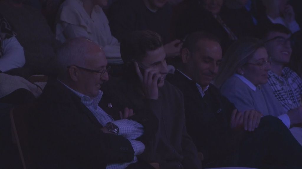 Fermín recibe la llamada de Joan Laporta en pleno homenaje de su pueblo