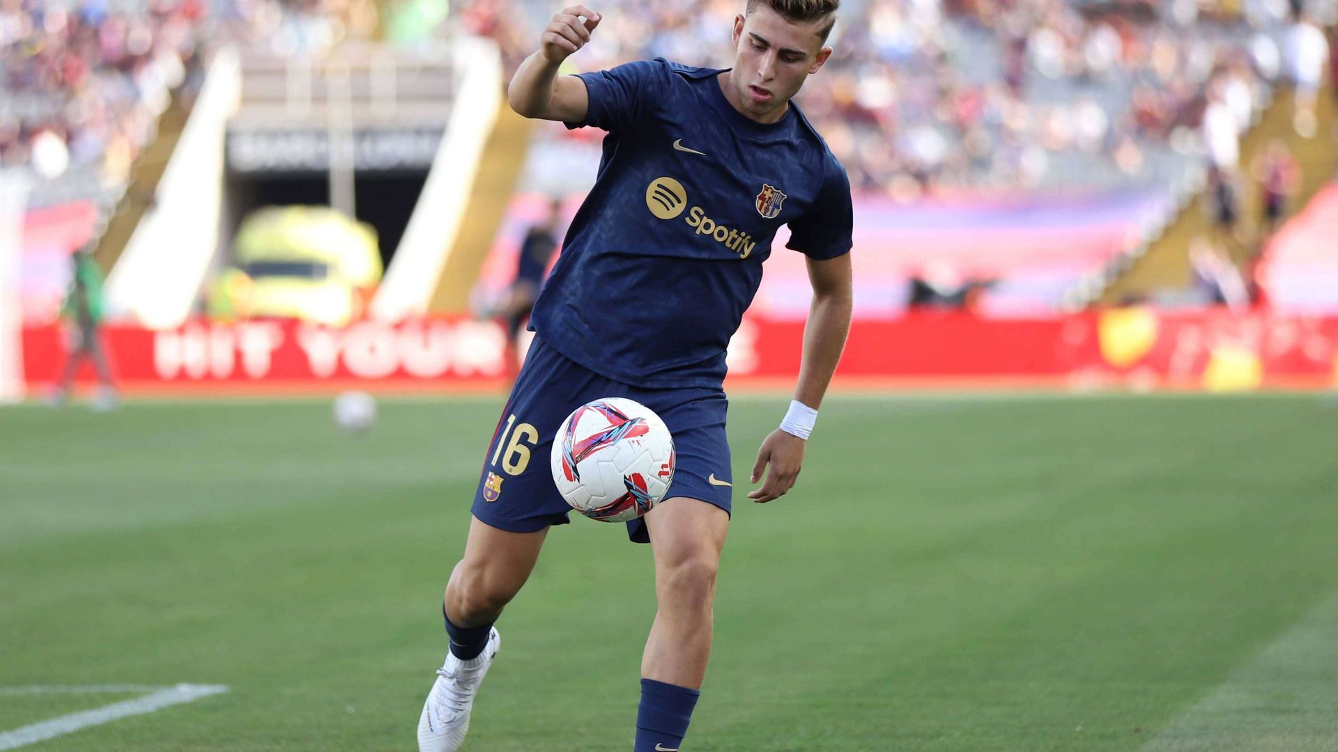 fermin_lopez_en_un_calentamiento_con_el_barcelona_foto_cordon_press.jpg fermin_lopez_en_un_calentamiento_con_el_barcelona_foto_cordon_press.jpg