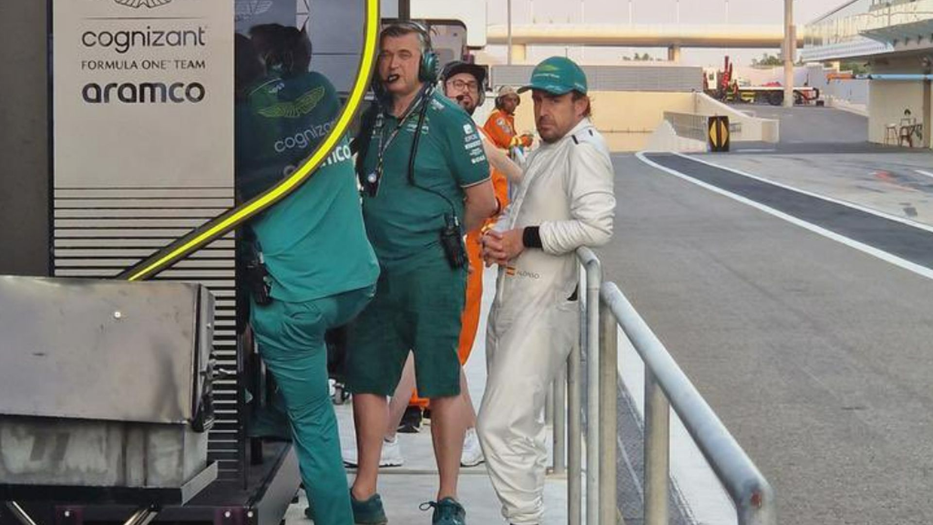 fernando_alonso_con_un_mono_entero_de_blanco_x.jpg fernando_alonso_con_un_mono_entero_de_blanco_x.jpg