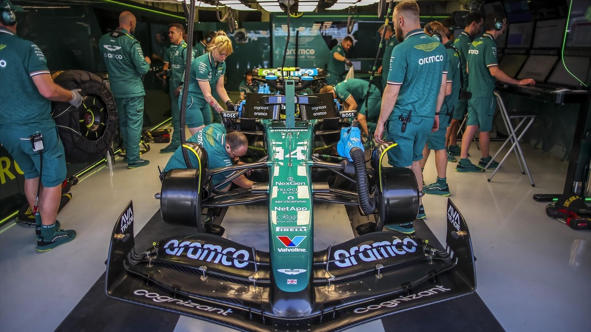 fernando_alonso_en_el_box_de_aston_martin_europa_press.jpg fernando_alonso_en_el_box_de_aston_martin_europa_press.jpg