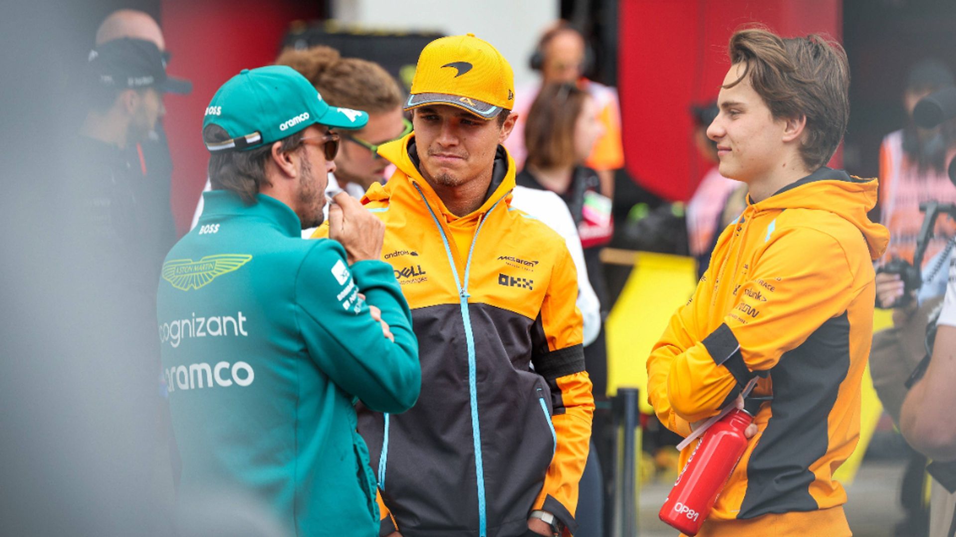 fernando_alonso_hablando_con_lando_norris_y_oscar_piastri_cordon_press.jpg