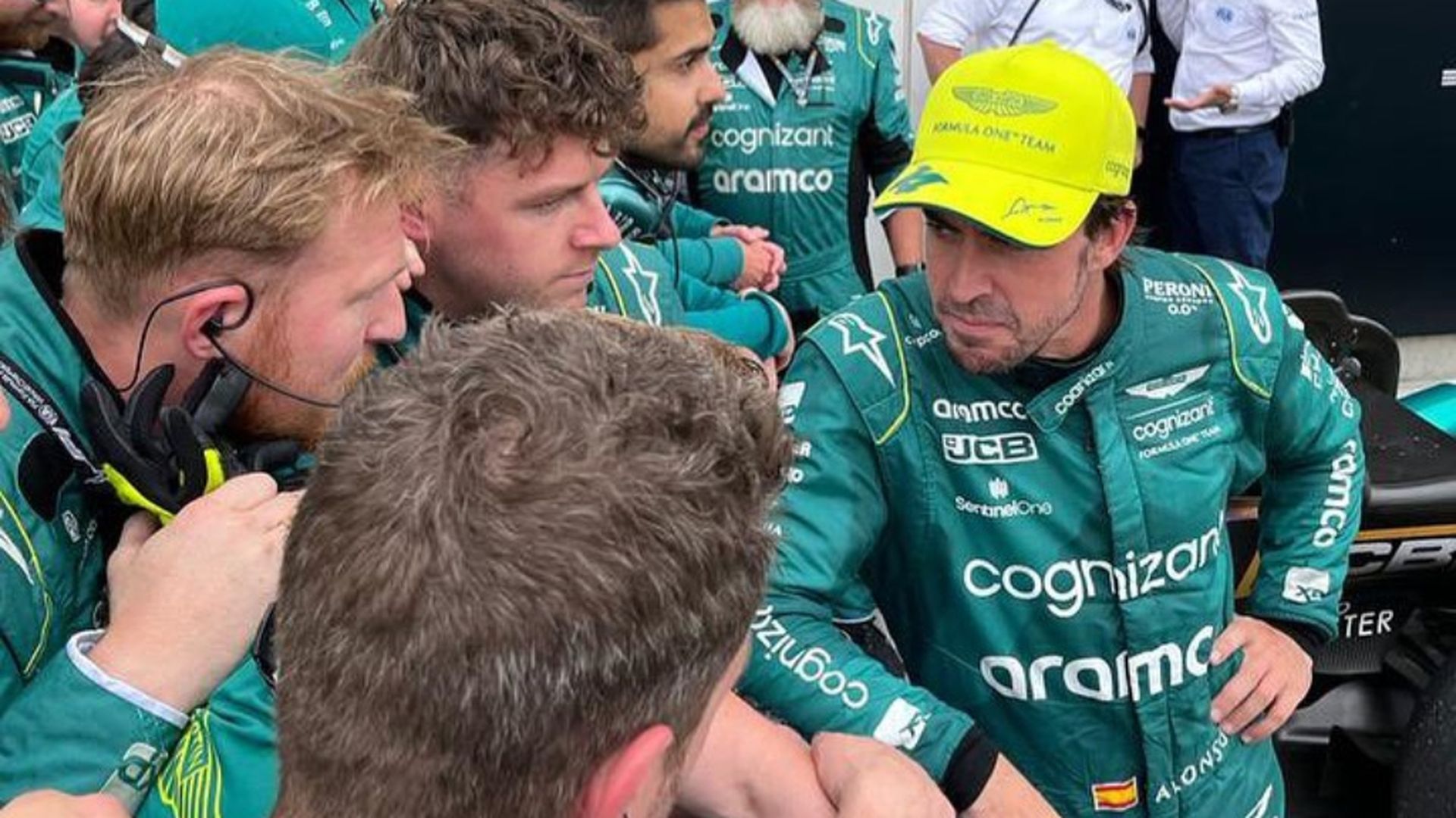fernando_alonso_junto_a_su_equipo_en_silverstone__fernandoalo_oficial.jpg