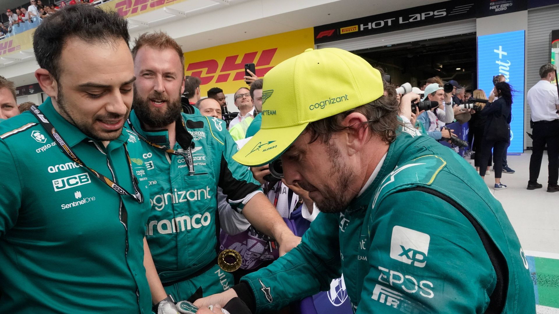 fernando_alonso_se_entera_mejor_que_su_ingeniero_y_conduciendo_a_300kmh.jpg fernando_alonso_se_entera_mejor_que_su_ingeniero_y_conduciendo_a_300kmh.jpg