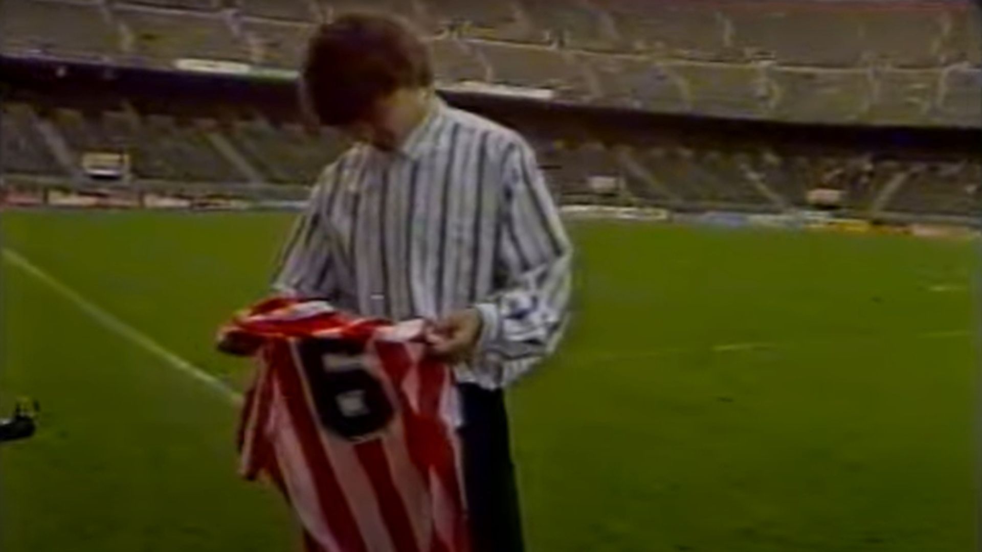 fernando_hierro_posando_con_la_camiseta_del_atletico_de_madrid_fuente_estudio_estadio.jpg fernando_hierro_posando_con_la_camiseta_del_atletico_de_madrid_fuente_estudio_estadio.jpg