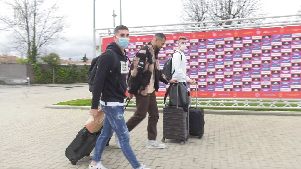 La selección española llega a la concentración para los partidos frente a Albania e Islandia