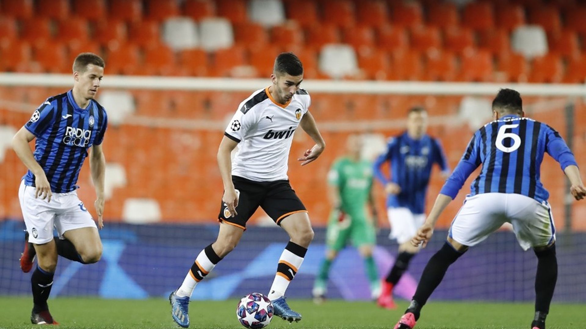 ferran_torres_durante_un_lance_del_valencia_atalanta_uefa_001.jpg