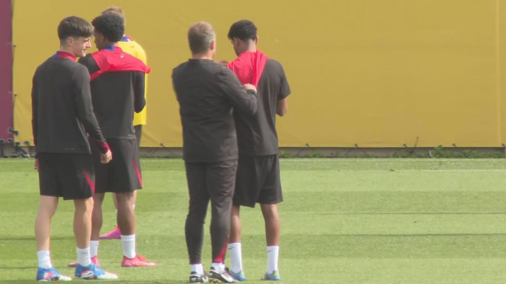 Lamine Yamal trastea con el peto y Hansi Flick activa el modo 'padre'