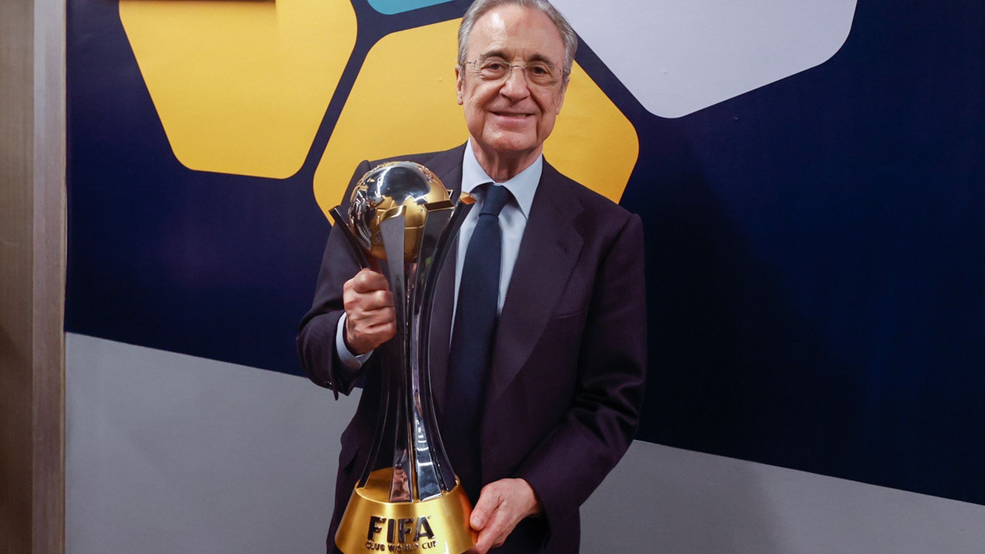 florentino_perez_posa_con_el_mundial_de_clubes_foto_rmcf__001.jpg
