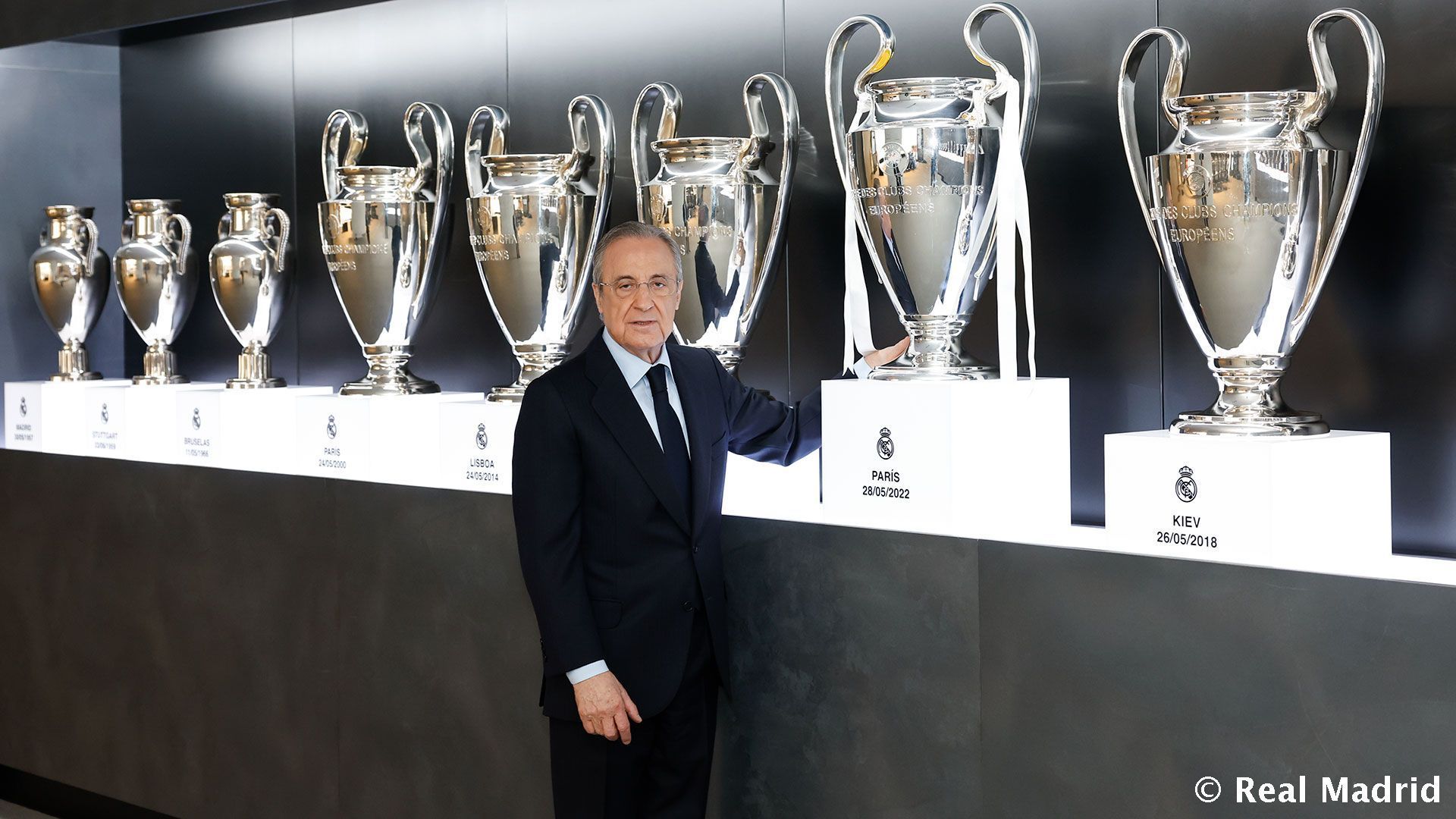 florentino_perez_posa_con_la_decimocuarta_del_real_madrid_foto_rm_001.jpg