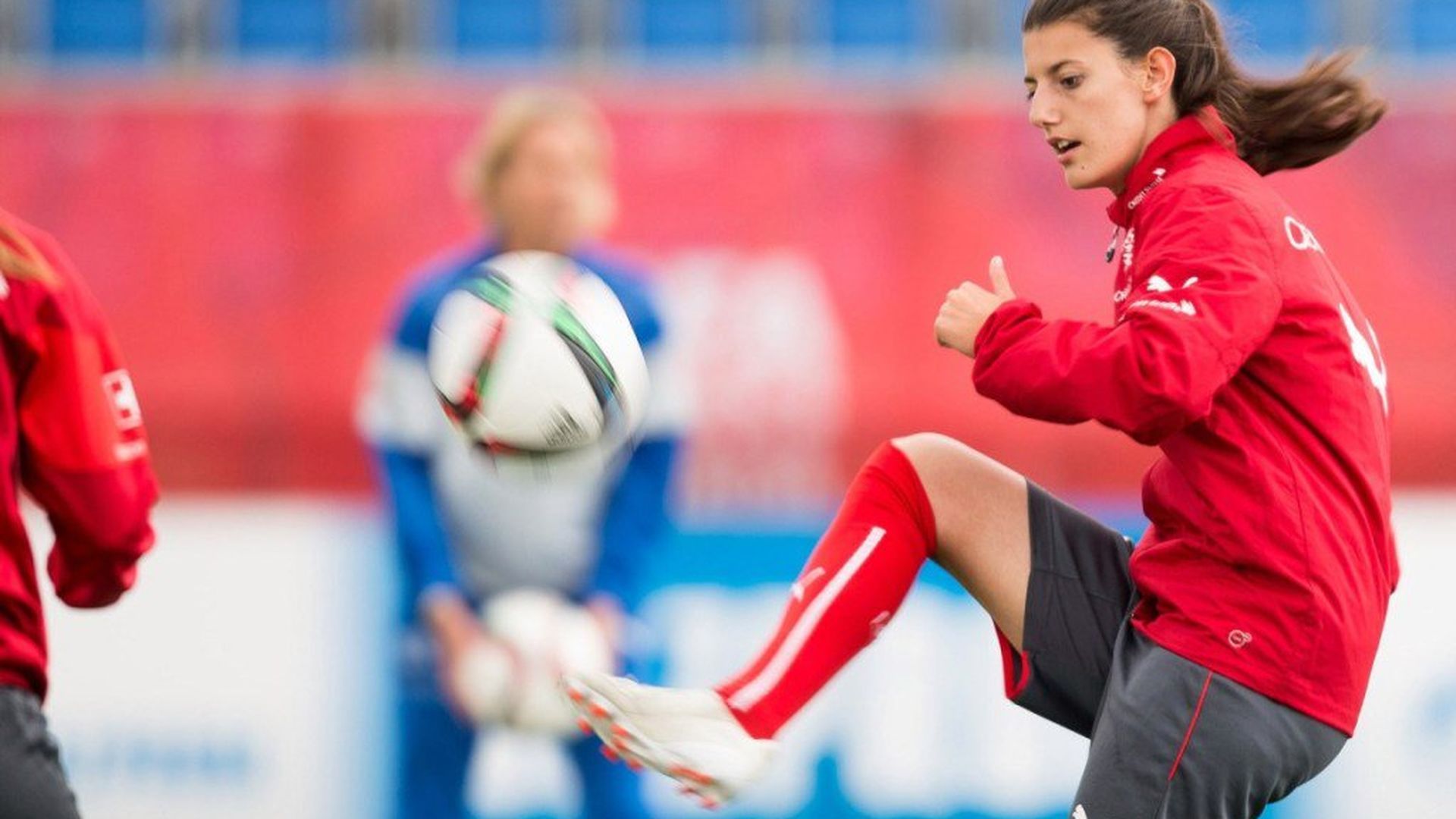 florijana_ismaili_durante_un_calentamiento_con_suiza_001.jpg