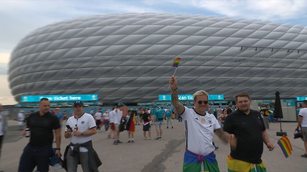 (Mediaset) Múnich se inunda de arcoíris en el Alemania-Hungría y Neuer repite brazalete